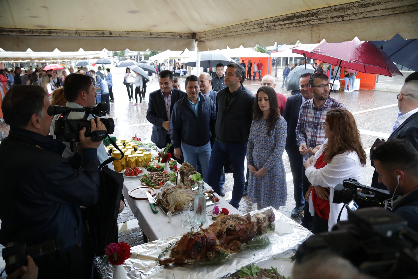 Ministri Klosi viziton festivalin e kulinarisë "Lezha gatuan".