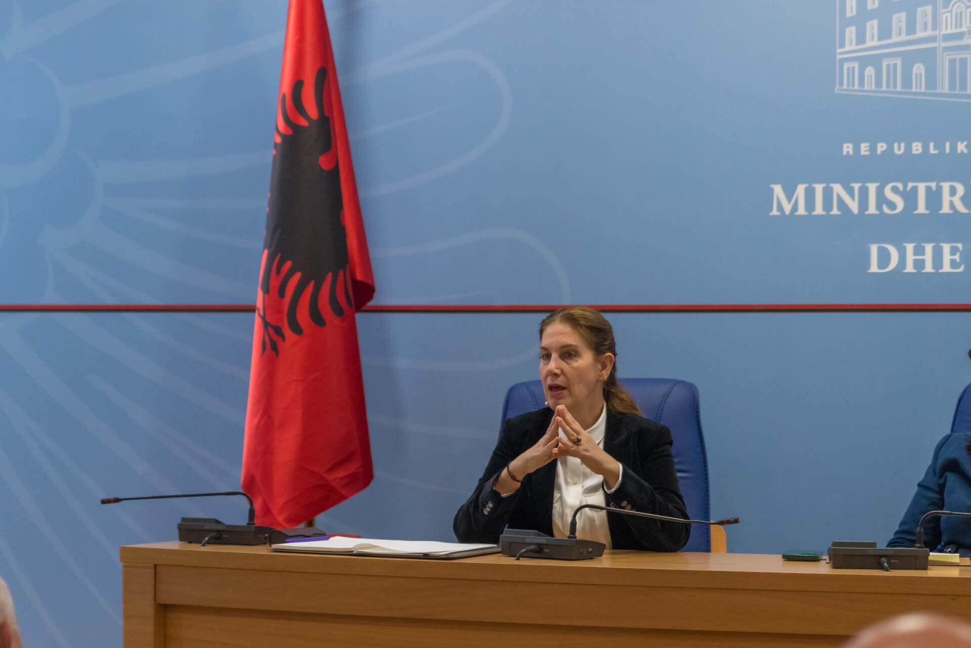 Riciklimi i letrës, Kumbaro njofton nisjen e planit në shkolla dhe universitete